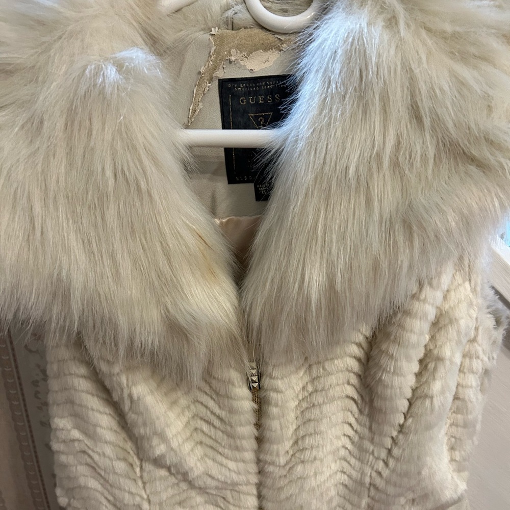 Crème fur trim vest GUESS xs good used condition few rips on the inside